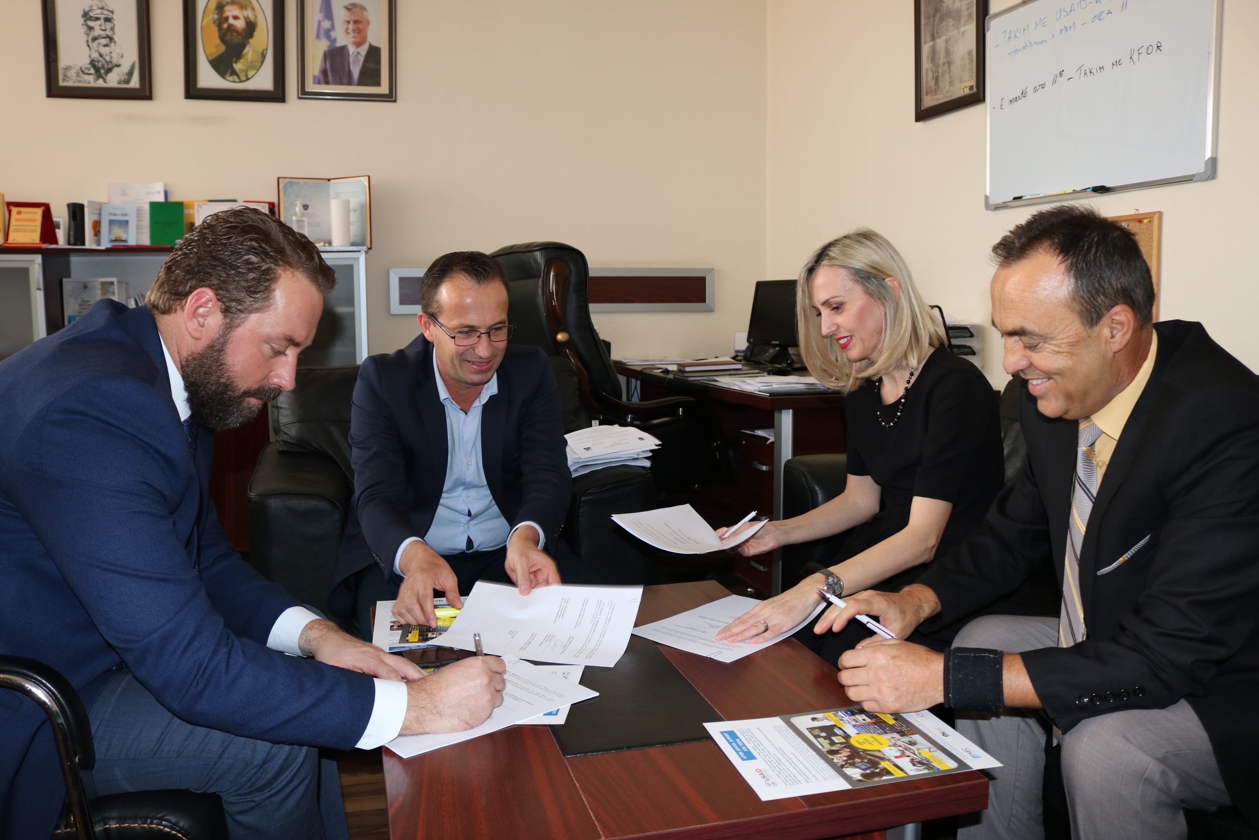 Programi ASSET i USAID dhe Gjimnazi “Kuvendi i Arbërit” në Ferizaj nënshkruajn marrëveshjen e bashkëpunimit