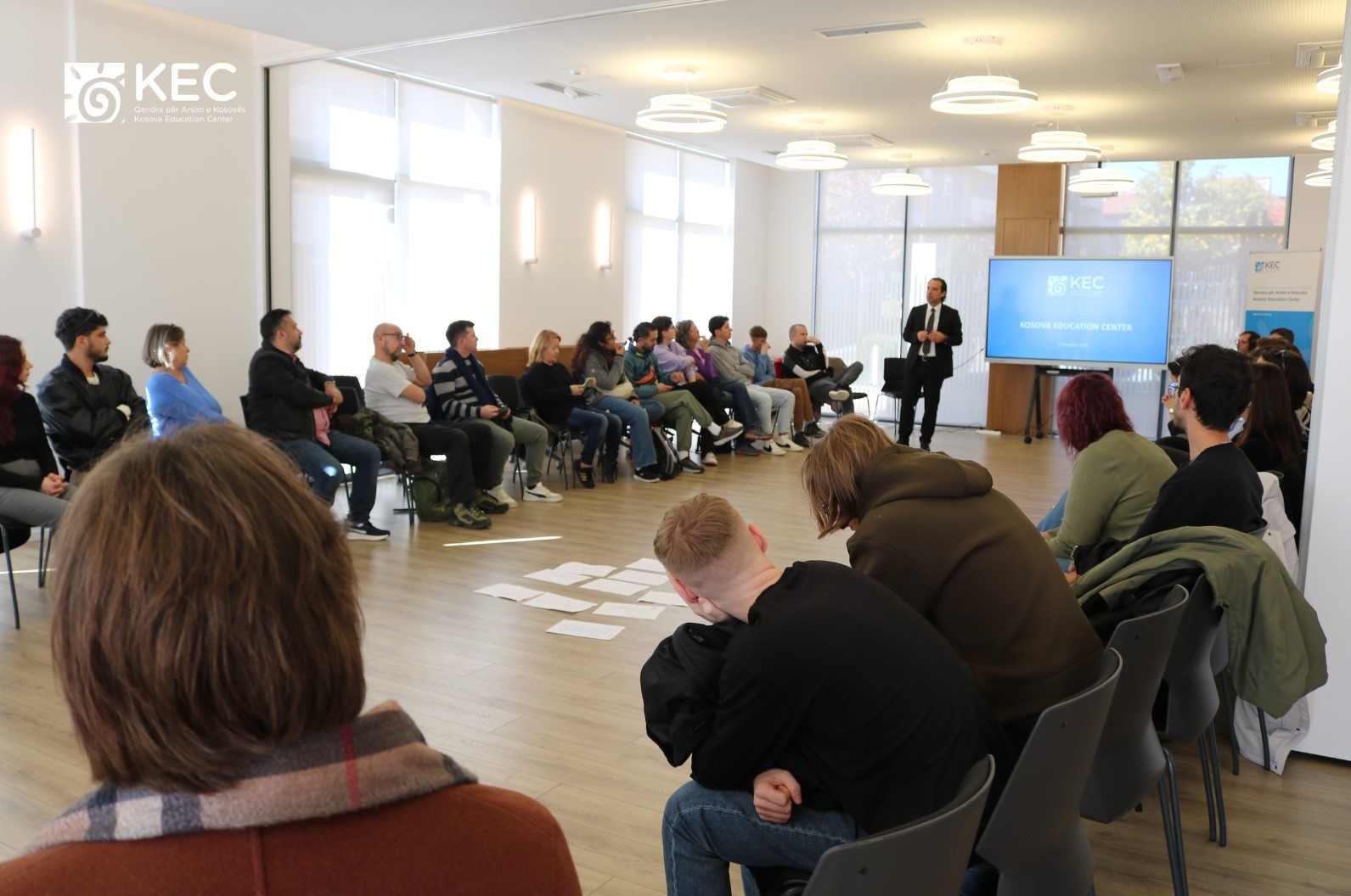 Pritja për një grup të rinjsh nga vendet e ndryshme të botës